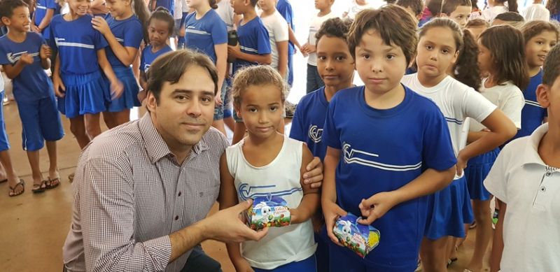 Prefeito Vinícius Barretos entrega ovos de páscoa para alunos 